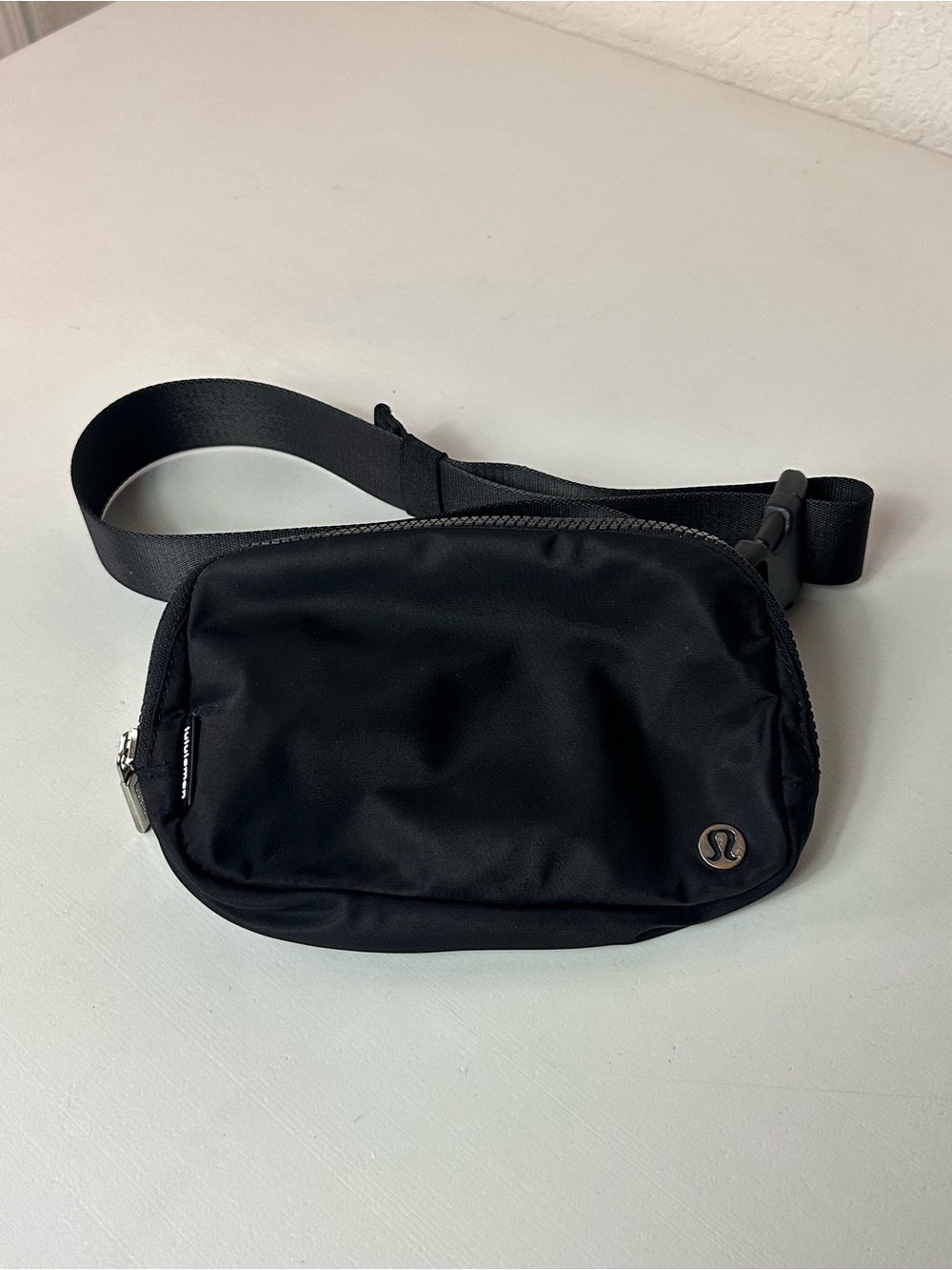 Lululemon Classic Black Everywhere Water Repellent Adjustable Belt Bag 1L - Picture 2 of 11